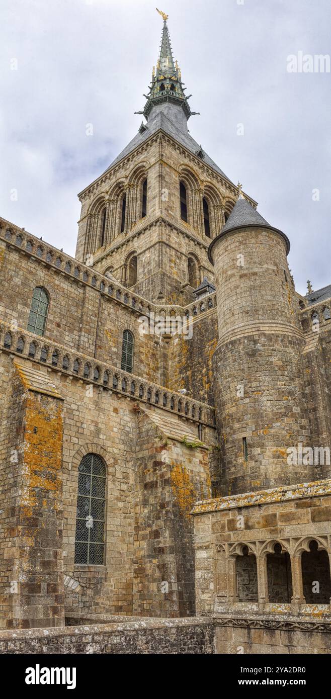 Beeindruckende mittelalterliche Architektur mit einem gotischen Turm und massiven Steinmauern, Le Mont-Saint-Michel Stockfoto