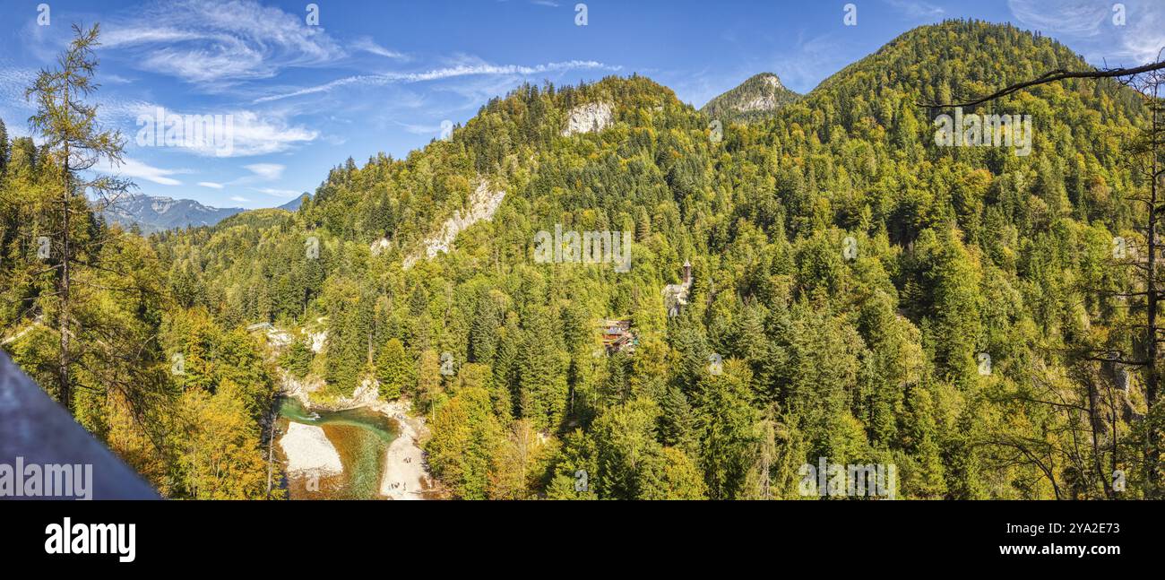 Ein ausgedehntes Bergpanorama mit dicht bewaldeten Hängen unter klarem blauem Himmel, Klobenstein Stockfoto