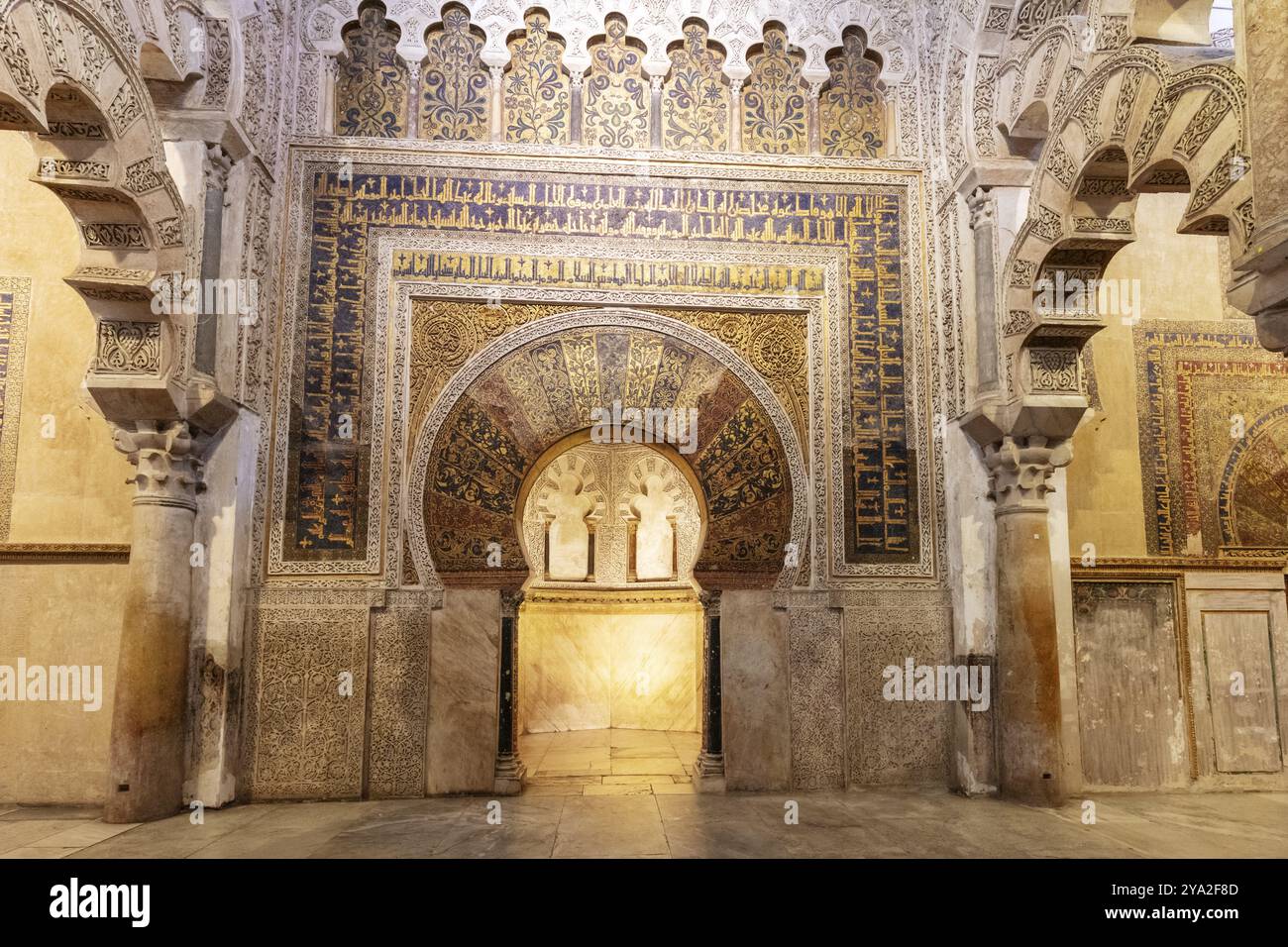 Detaillierte Mosaike und Bögen mit verzierten Ornamenten, Cordoba Stockfoto