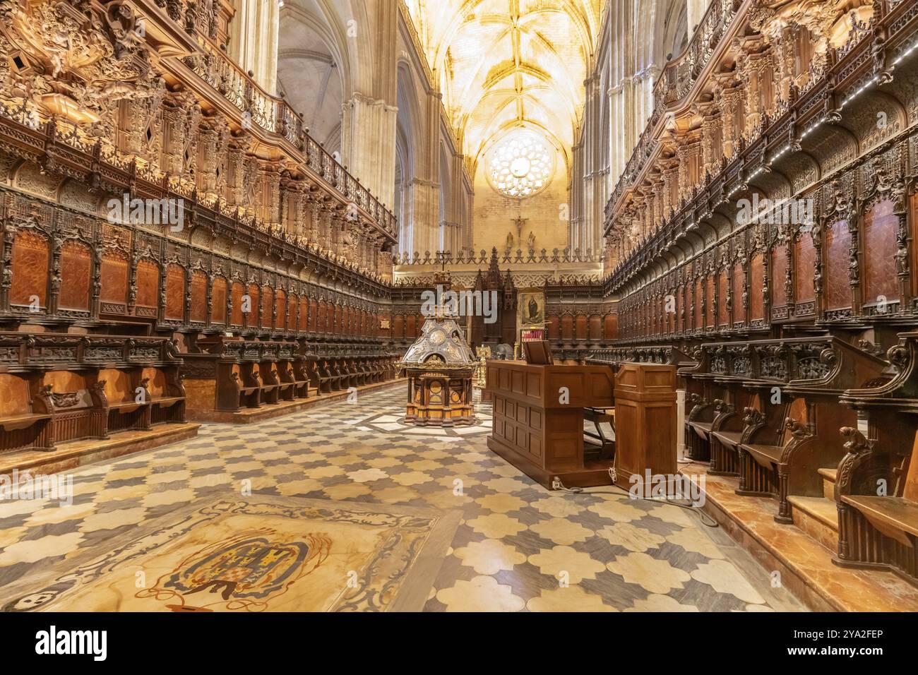 Herrliche gotische Kirche mit reich verzierten Holzschnitzereien und zahlreichen Sitzplätzen, Sevilla Stockfoto