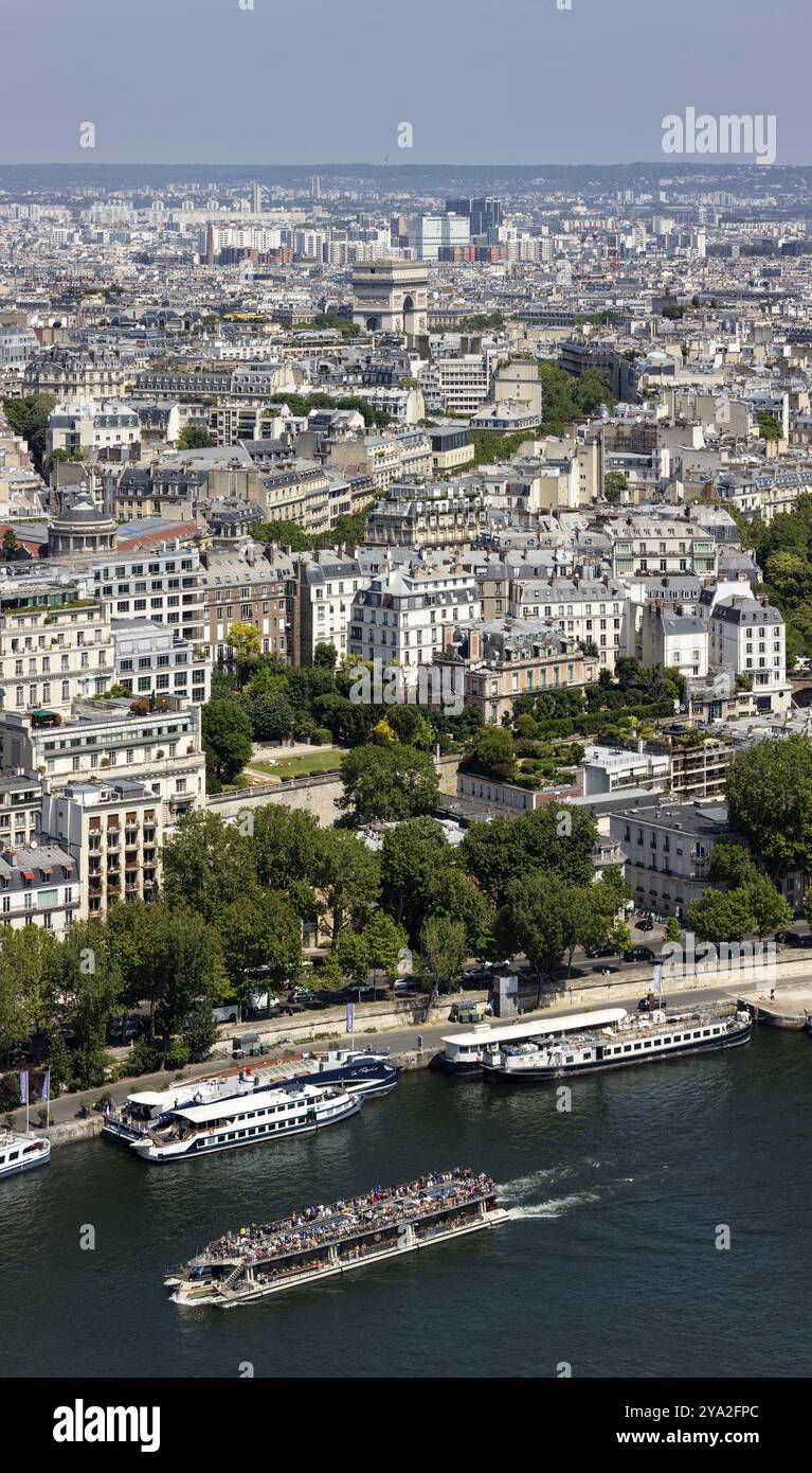 Flusskreuzfahrtschiffe auf der seine mit einem atemberaubenden Stadtpanorama von Paris, Paris Stockfoto