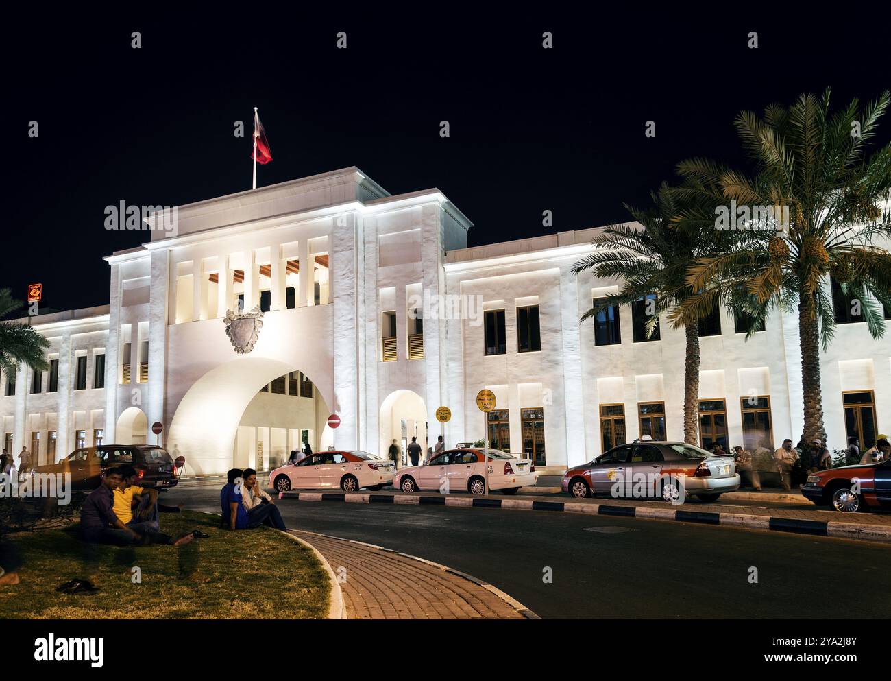 Berühmtes Wahrzeichen des bab al bahrain Square in der Altstadt von manama bei Nacht Stockfoto