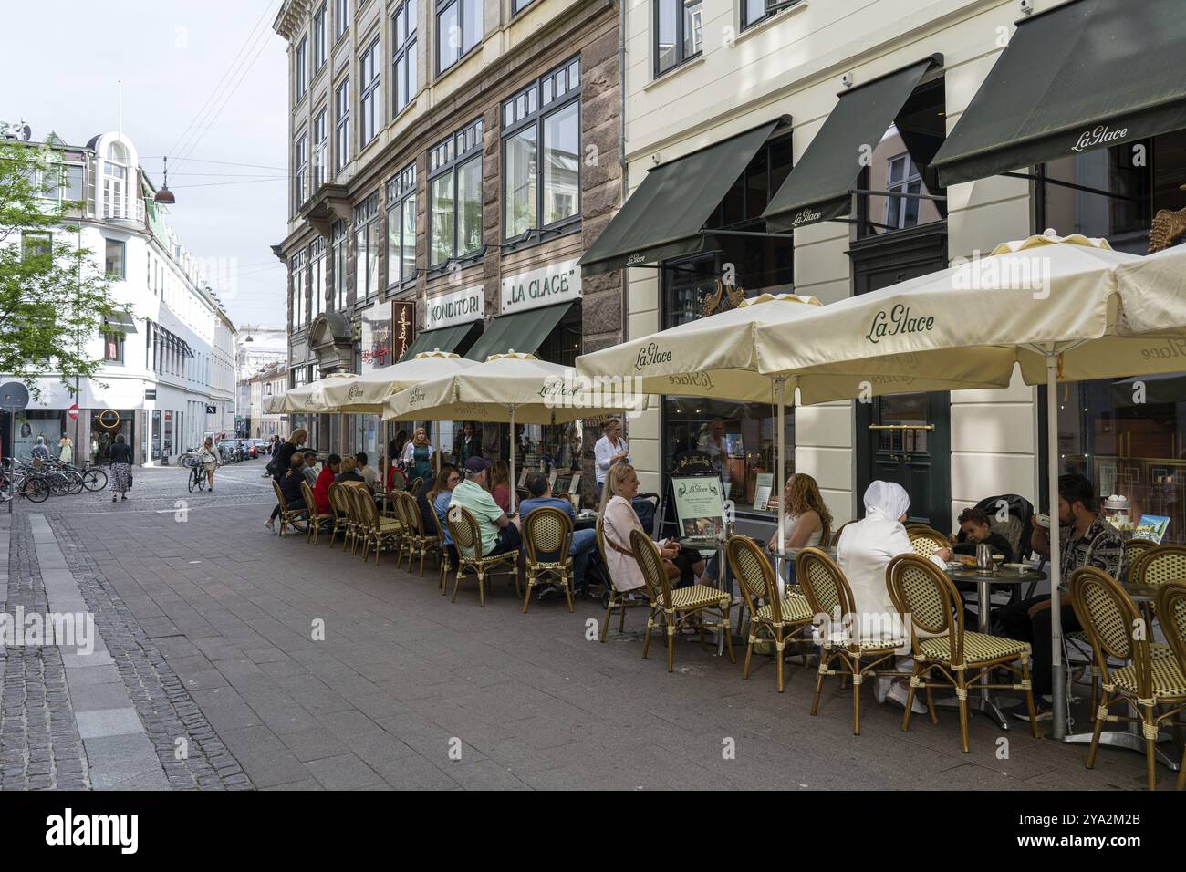 Kopenhagen, Dänemark, 31. Mai 2023: Menschen, die vor der Konditorei La Glace im historischen Stadtzentrum Europas sitzen Stockfoto