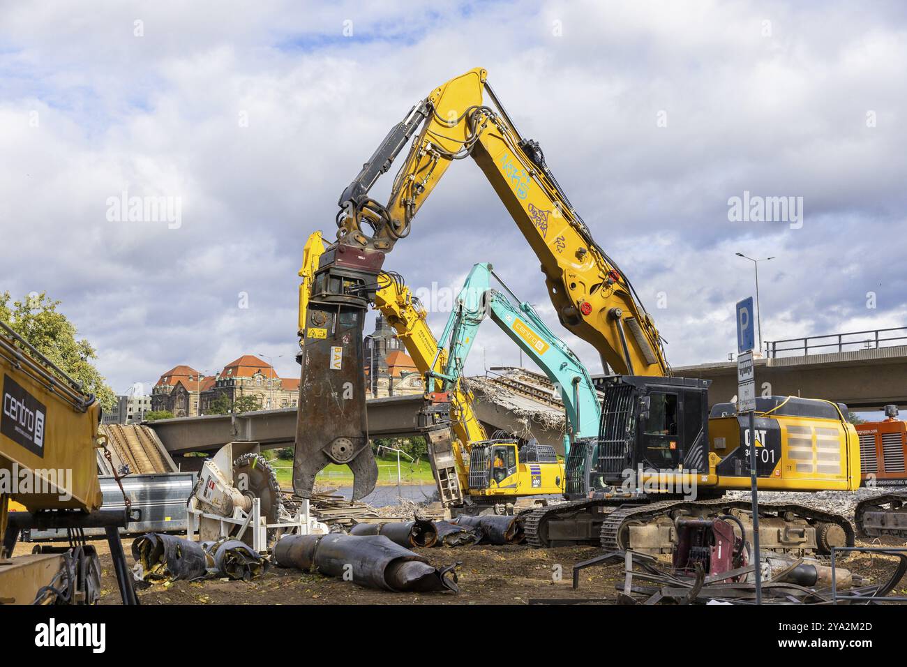 Nach dem Einsturz von Teilen der Carola-Brücke begannen die Abrissarbeiten auf der Altstadtseite. Die Brückenabschnitte auf der Altstadtseite wurden abgebaut Stockfoto