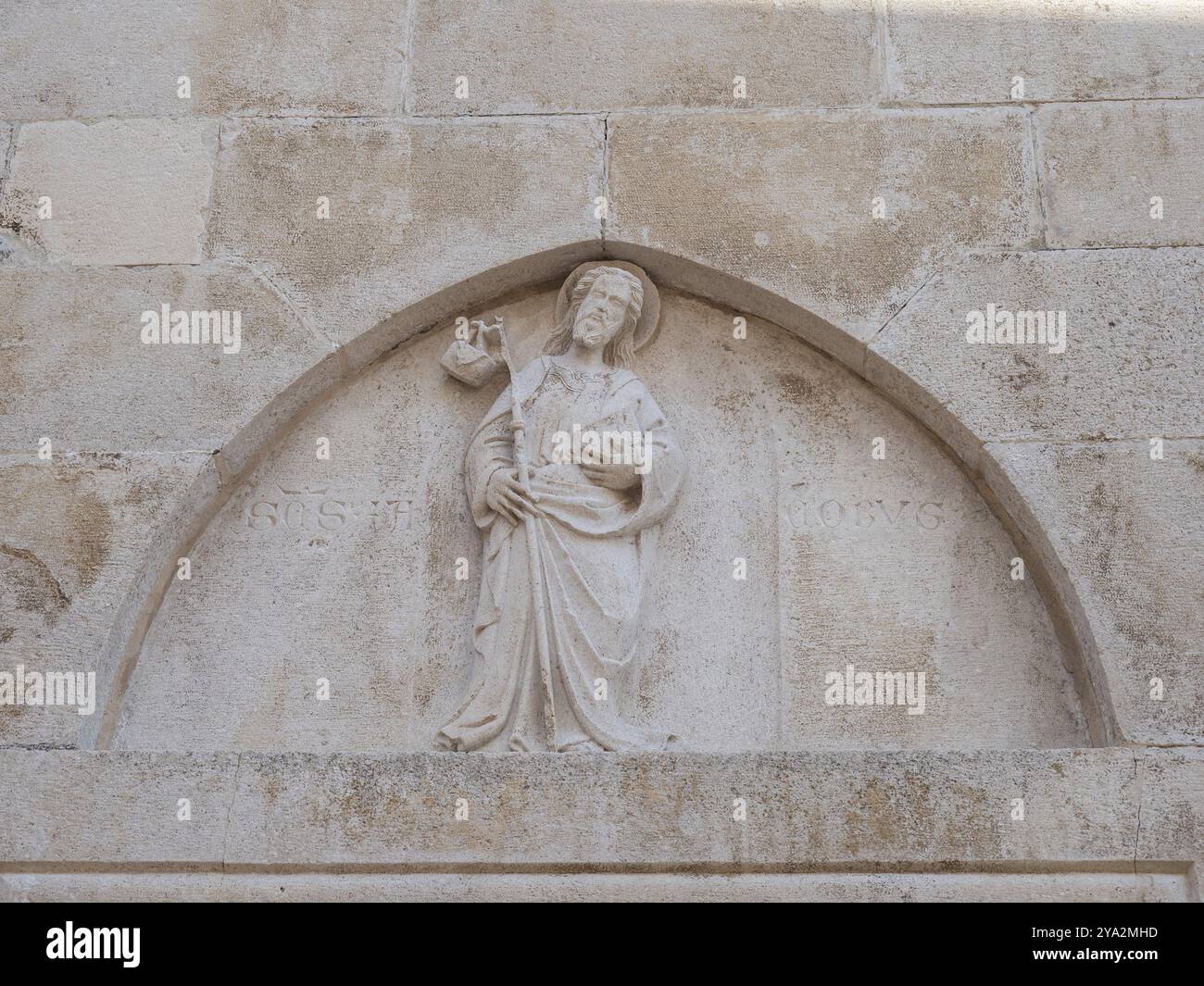 Steinrelief an der Kirchenfassade, Figur eines heiligen, altes Stadtzentrum von Korcula, Insel Korcula, Dalmatien, Kroatien, Europa Stockfoto
