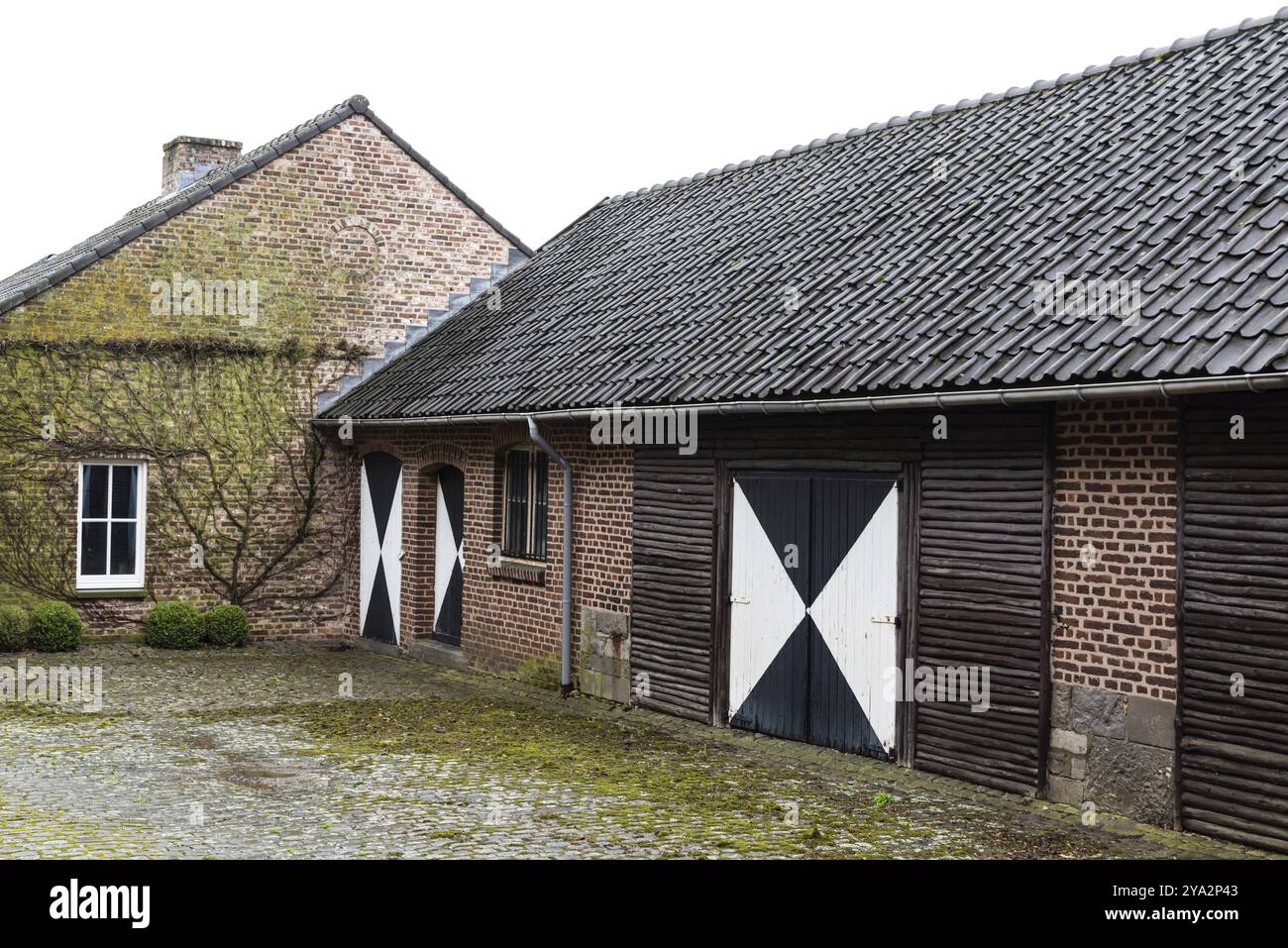 Mheer, Limburg, Niederlande, 04 05 2022, Ziegelstein verkörpert den Innenhof des Schlosshofes in Europa Stockfoto