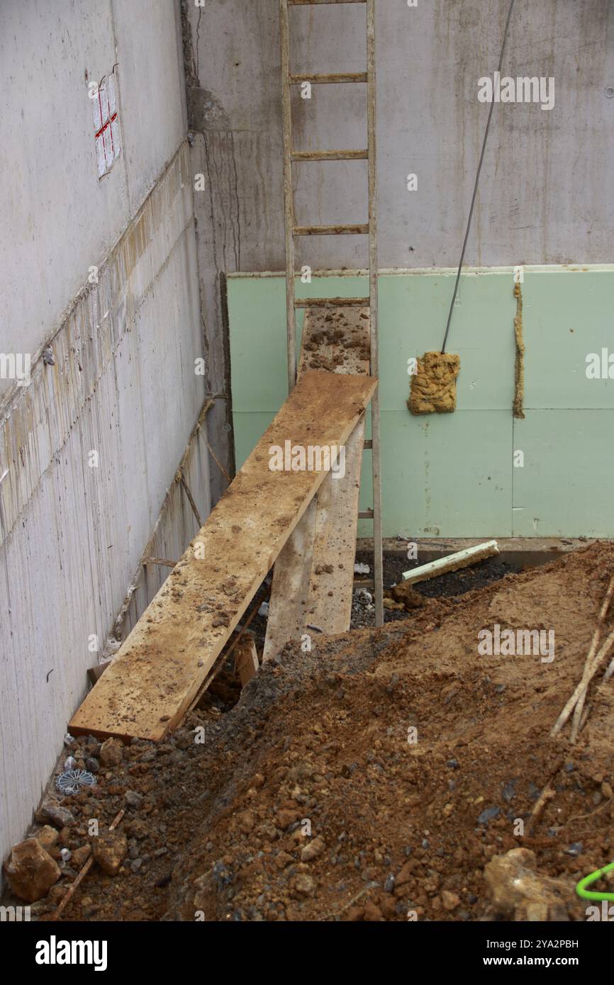 Provisorische Überquerung mit Holzdielen über einer Aushubgrube Stockfoto