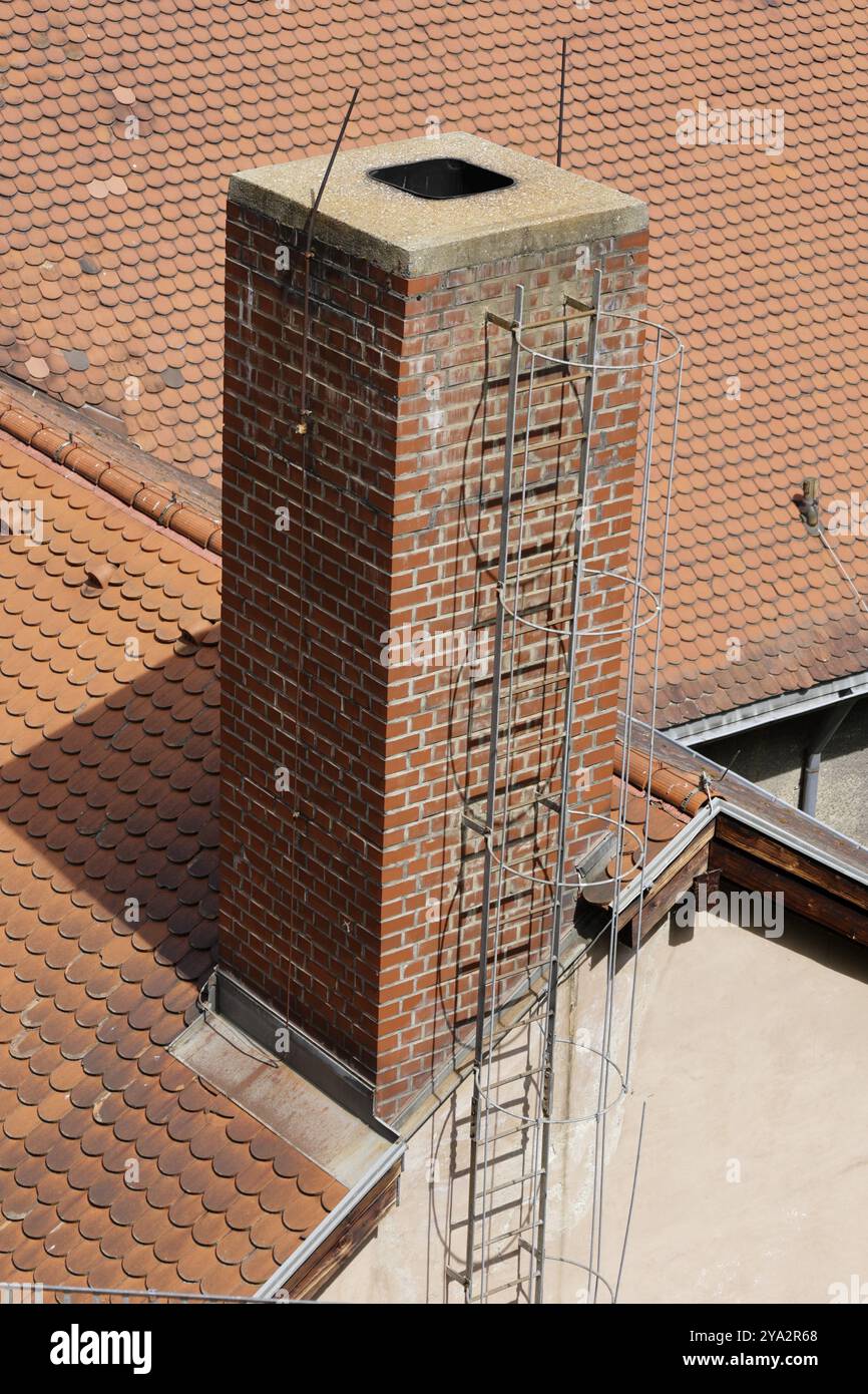 Gemauerter Kamin mit Zugang zum Schornsteinfeger Stockfoto