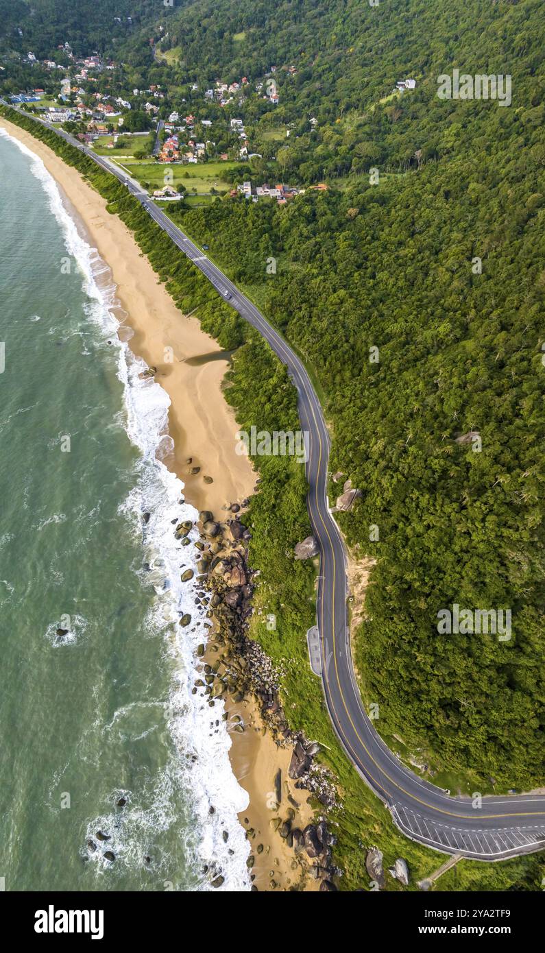 Balneario Camboriu in Santa Catarina. Taquaras Beach und Laranjeiras Beach in Balneario Camboriu. Luftaufnahme in der Landschaft. Brasilien Stockfoto