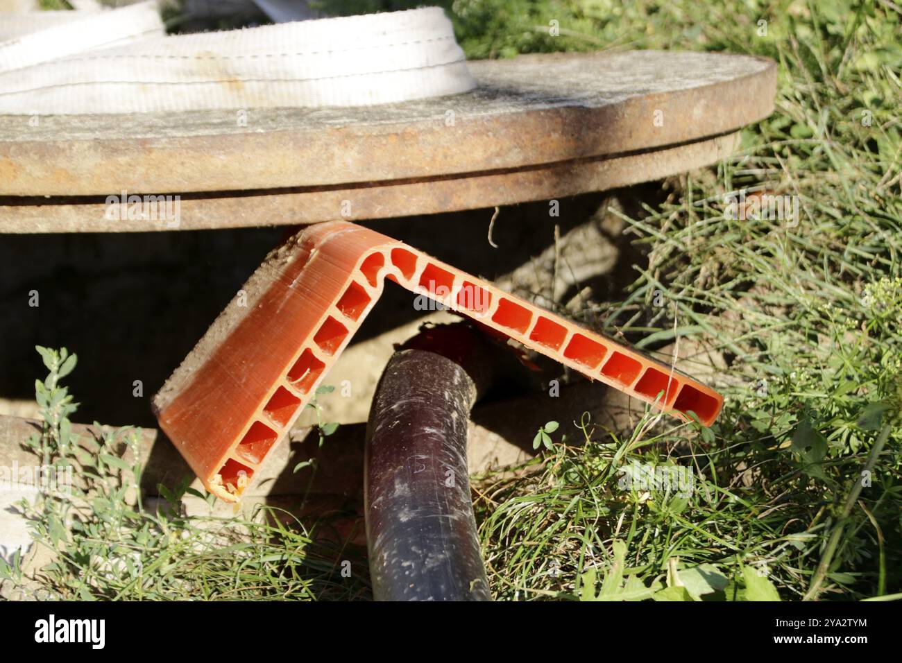 Das Netzkabel ist vorläufig druckgeschützt mit Kantenschutz Stockfoto