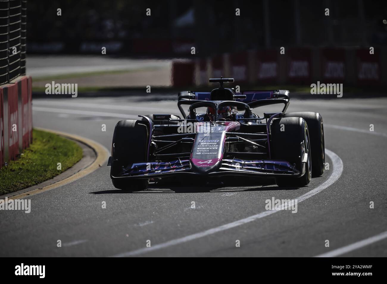 MELBOURNE, AUSTRALIEN, 22. MÄRZ: Esteban Ocon von Frankreich fährt die Alpine A524 Renault während des zweiten Trainings beim Großen Preis von Australien 2024 in Albe Stockfoto