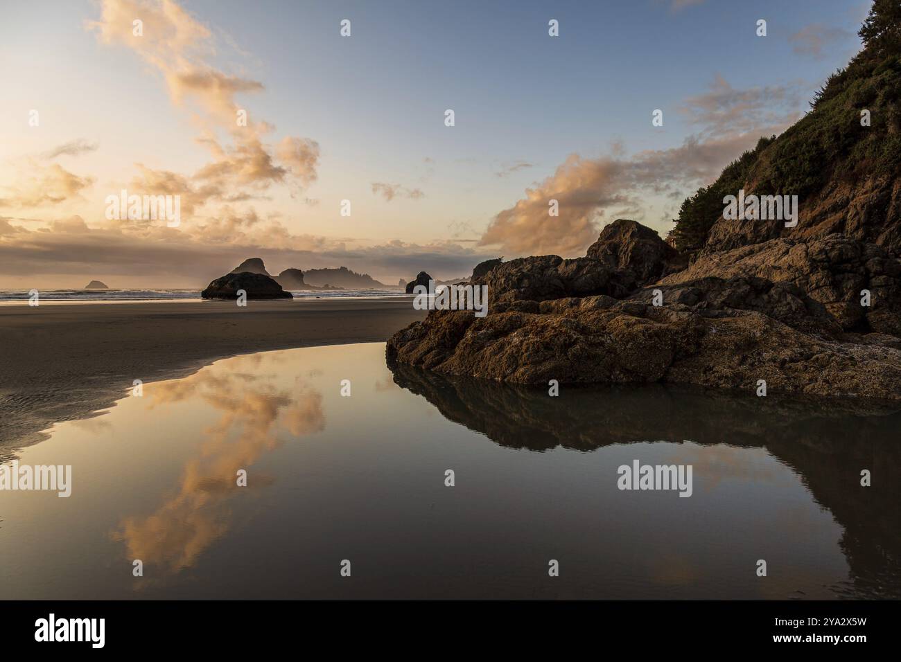 Eine farbenfrohe Sonnenuntergangslandschaft aus Humboldt County, Kalifornien Stockfoto