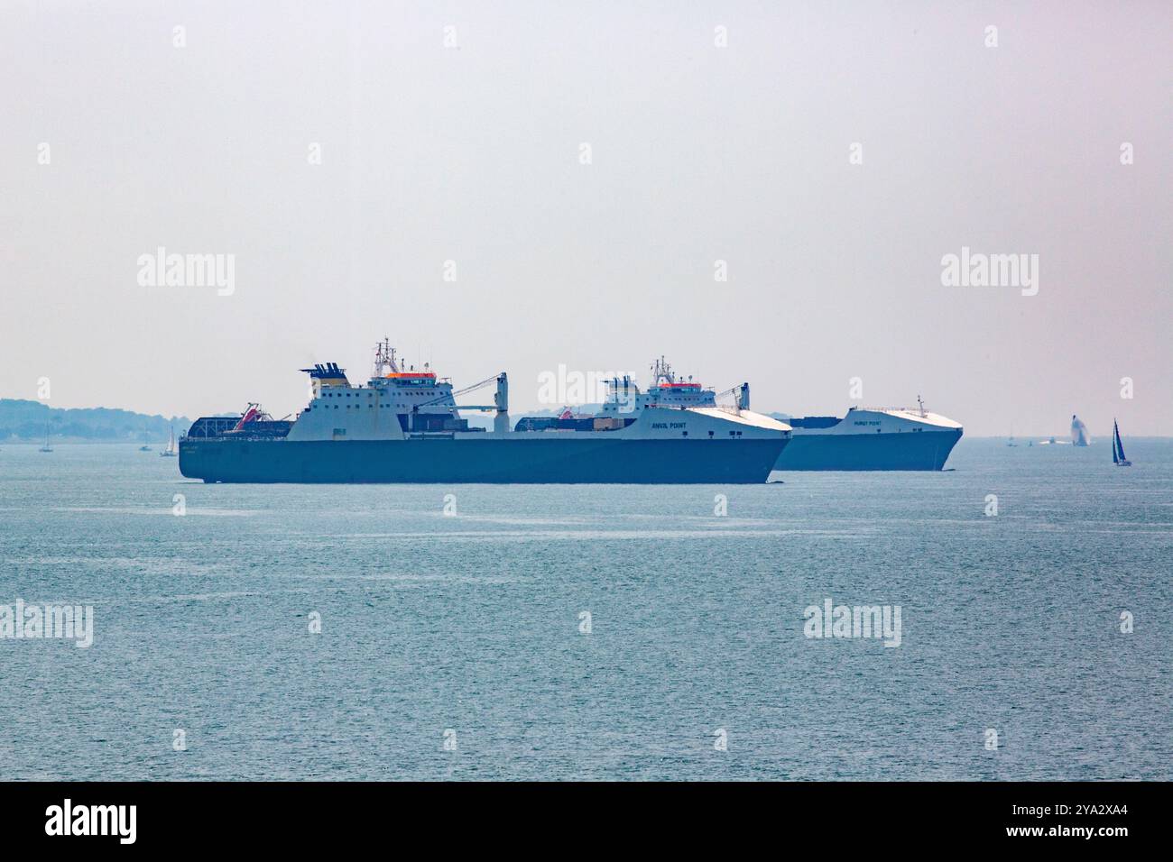 Ro-Ro-Frachtschiffe Hurst Point und Anvil Point vor Anker in Salt Mead bei Cowes, Isle of Wight Stockfoto