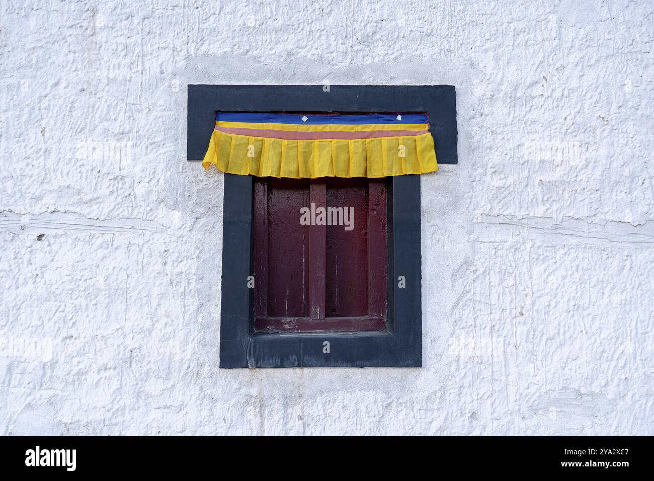 Leh, Indien, 4. April 2023: Nahaufnahme einer Windwow im Namgyal Tsemo Monastery, einem buddhistischen Kloster auf einem Hügel mit Blick auf Leh, Asien Stockfoto