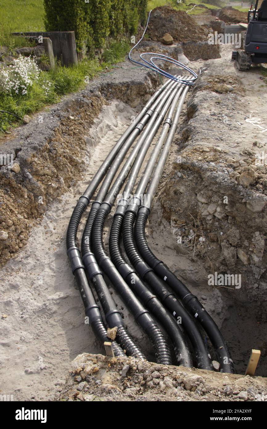 Leere Leitungen für Strom- und Wasserleitungen auf einer Baustelle Stockfoto