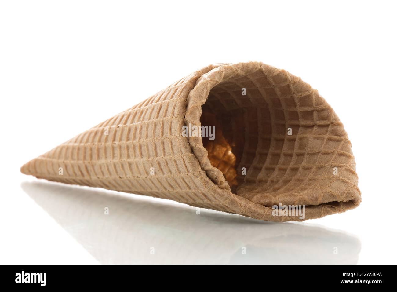 Eistüte auf weißem Hintergrund Stockfoto