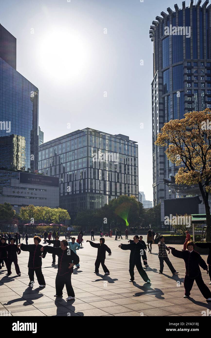 Tai-Chi-Übung für Gruppen im Zentrum von shanghai china Stockfoto