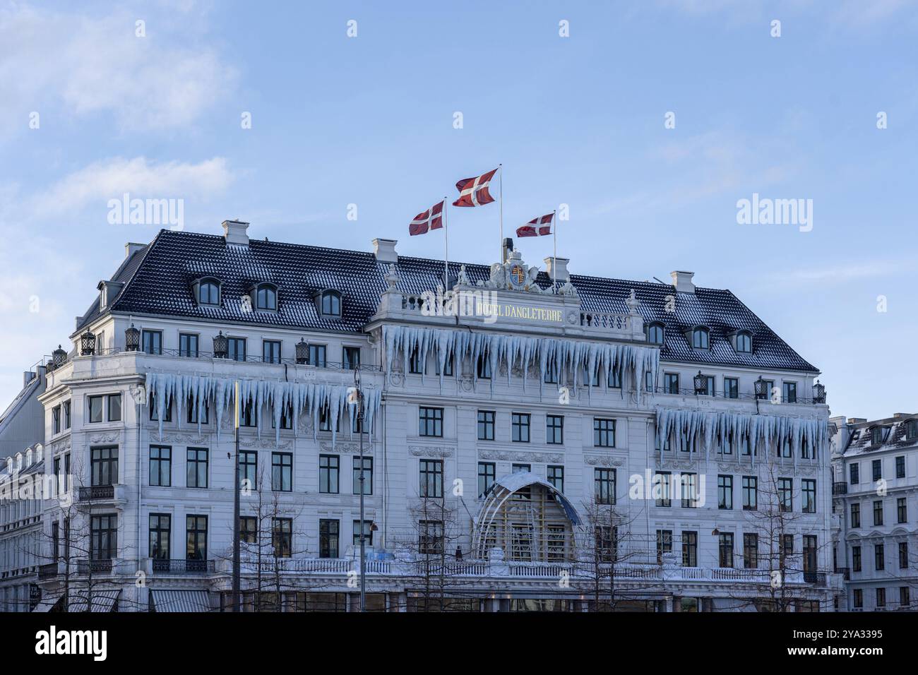 Kopenhagen, Dänemark, 4. Januar 2024: Außenansicht des Hotels d'Angleterre, das mit traditioneller Weihnachtsdekoration dekoriert ist, Europa Stockfoto