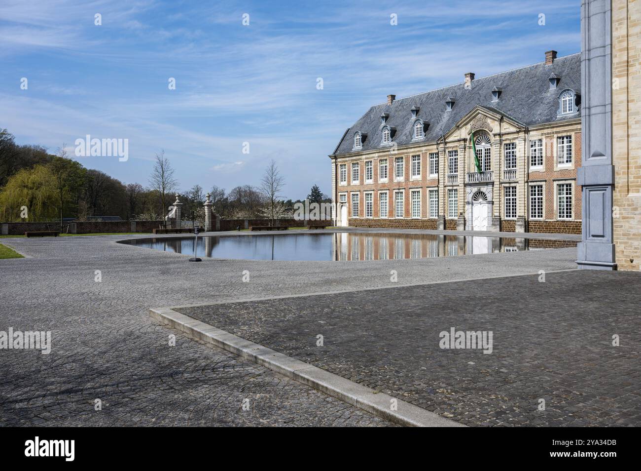 Averbode, Laakdal, Belgien, 21. April 2023, das Gebäude der historischen Abtei spiegelt sich im Wasser, Europa Stockfoto