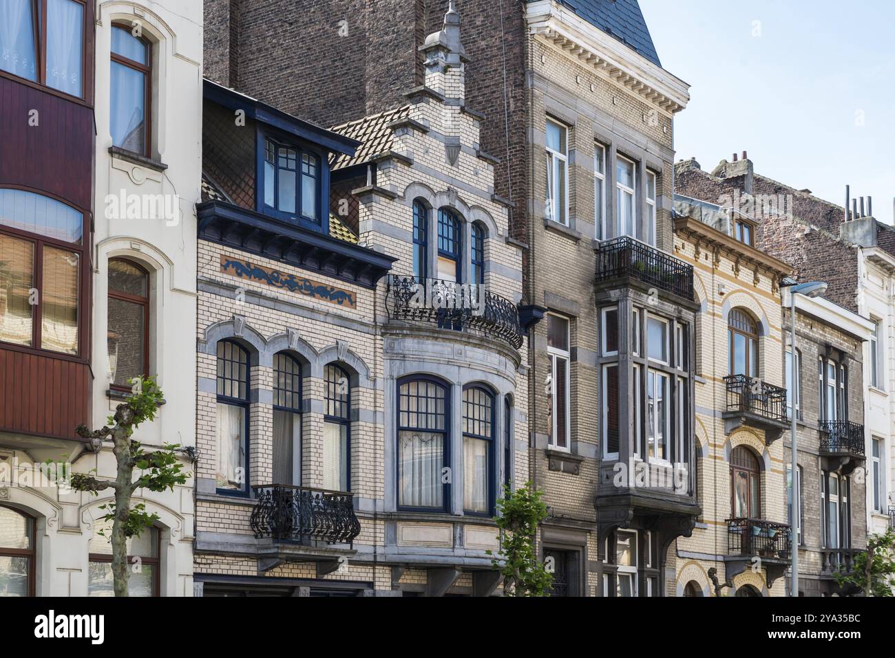 Schaerbeek, Brüssel, Belgien, 05 30 2019, Jugendstilfassaden rund um den Monplaisir leihen im Eugene Demolder die Prinzessin Elisabeth und das Lamm Stockfoto