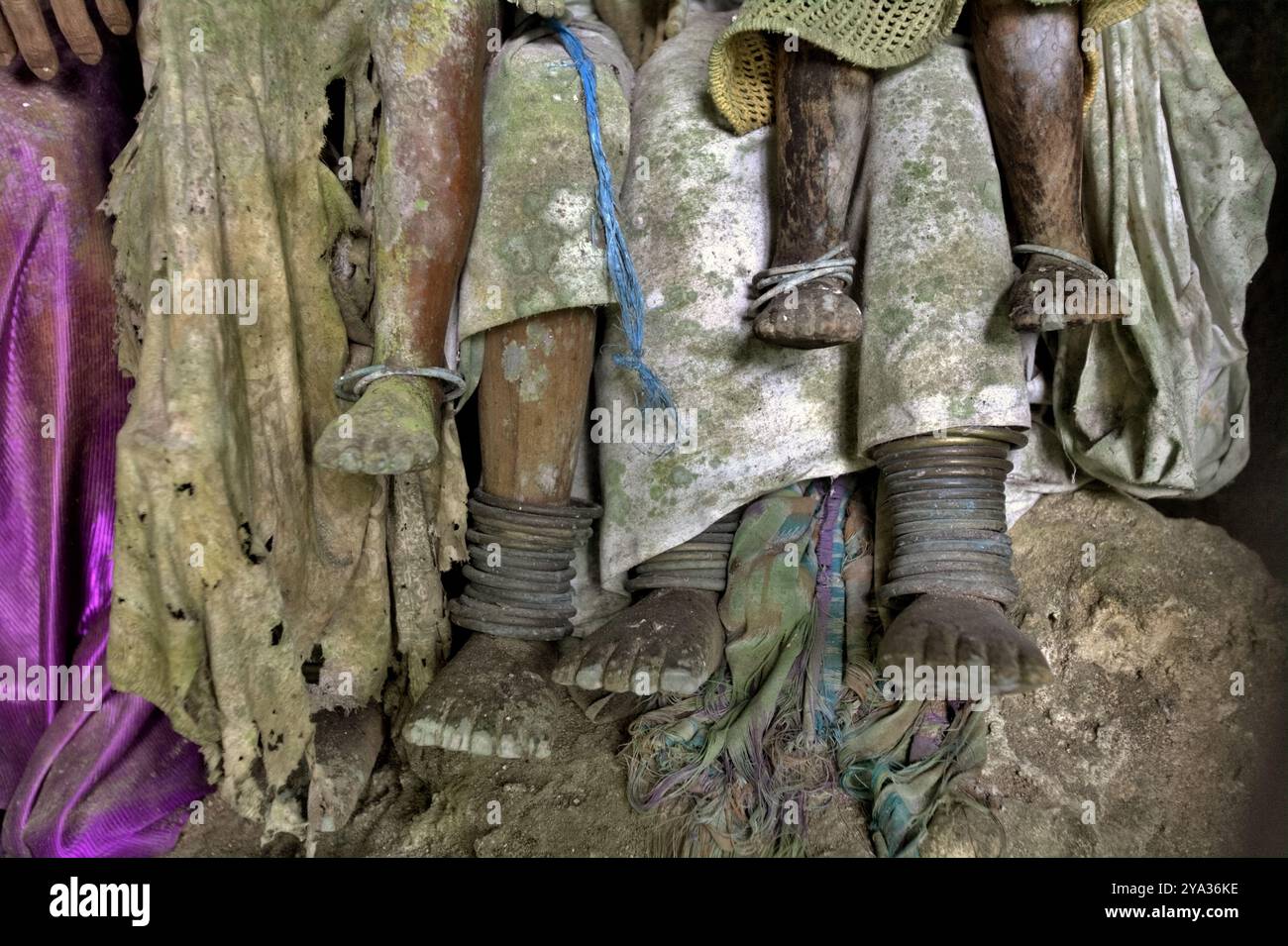 Unter Teilen von Holzskulpturen, Darstellung (Bildnis) der Verstorbenen, die traditionell „Tau tau“ genannt werden, in Toraja, Indonesien. Stockfoto