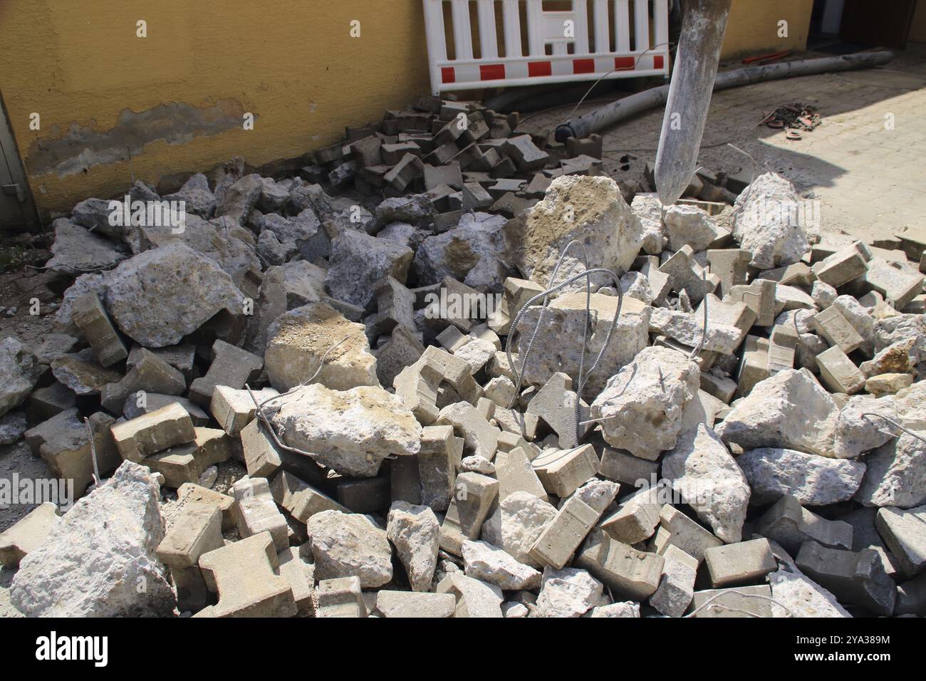 Betonreste aus Bauschutt wurden mit einem Meißel zerkleinert Stockfoto