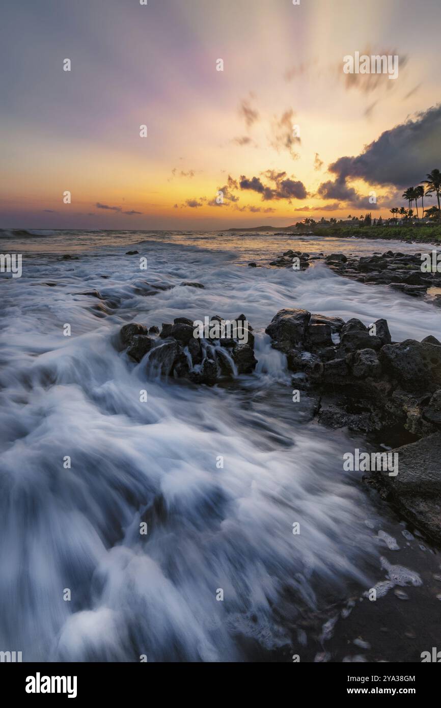 Ein dramatischer Sonnenuntergang mit Blick auf den Pazifischen Ozean. Kauai, Hawaii Stockfoto