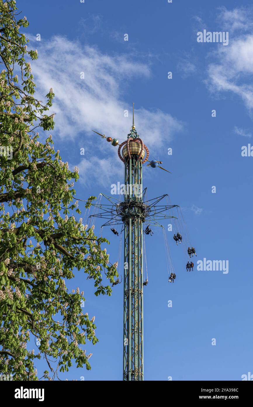 Kopenhagen, Dänemark, 28. Mai 2023: Star Flyer Ride (Himmelskibet) im historischen Vergnügungspark Tivoli Gardens, Europa Stockfoto