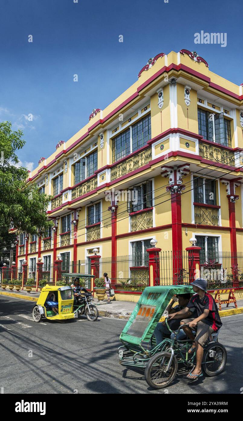 Straße mit Trike Cyclo Taxis in Kolonialarchitektur intramuros Touristenviertel der alten manila Stadt philippinen Stockfoto