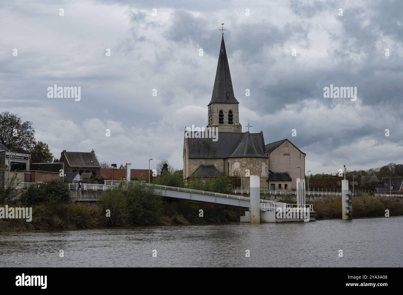 Wichelen, Ostflämische Region, Belgien, 11 03 2022, Dorfkirche am Ufer der Schelde, Europa Stockfoto