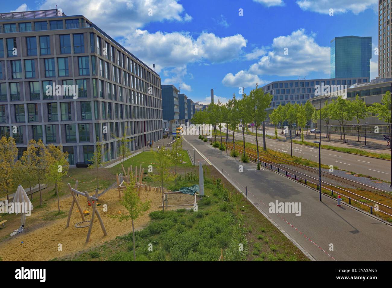 Stadtblick mit Spielplatz und modernen Gebäuden unter klarem blauem Himmel, Straßenszene, Pfingstweidstraße, Zürich, Zürich West, Kanton Zürich, Switze Stockfoto