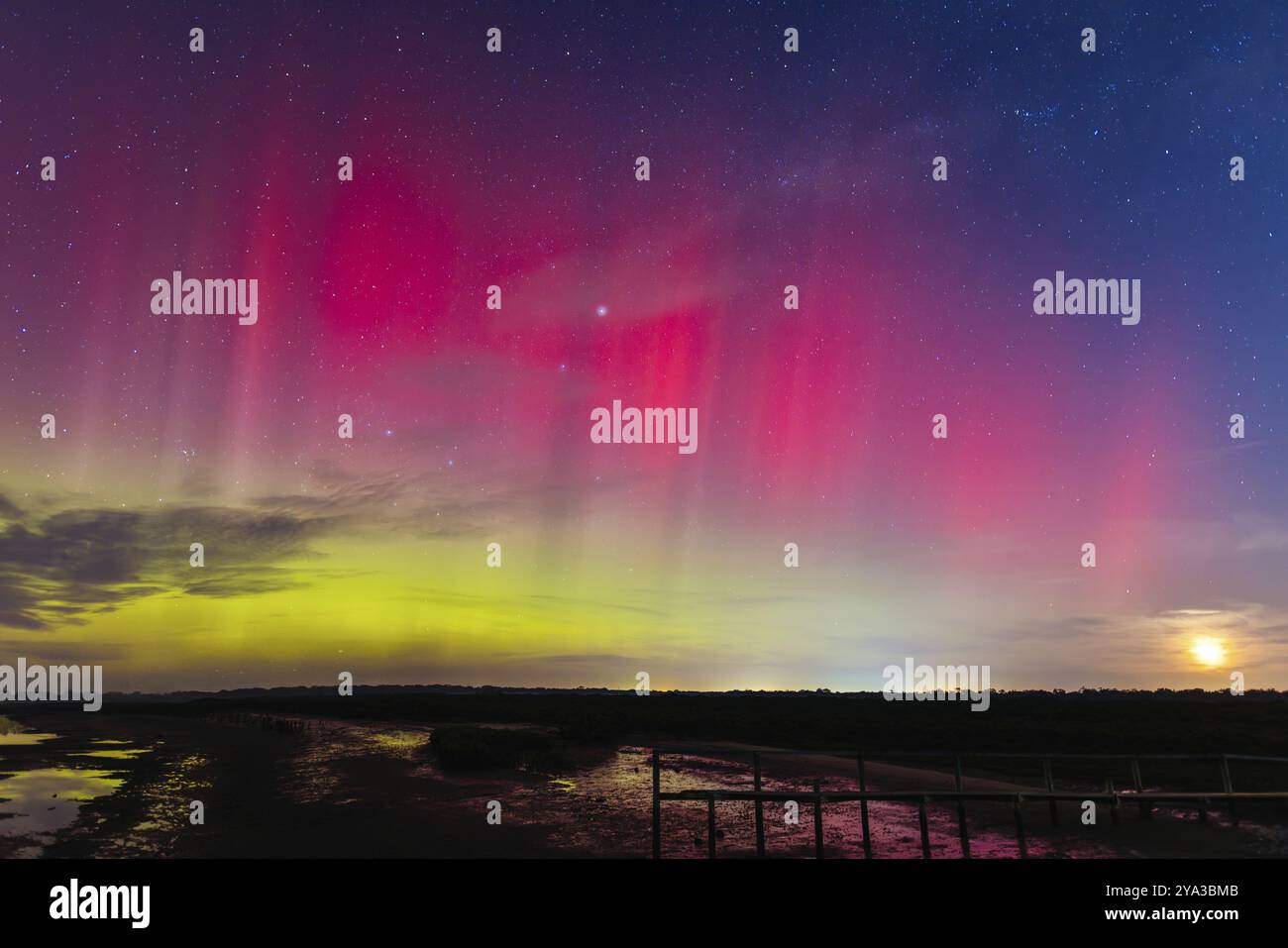 MELBOURNE, AUSTRALIEN, 12. AUGUST: Die erhöhte Sonnenaktivität führt dazu, dass die Aurora Australis in den südlichen Gebieten Australiens sichtbar ist. Dieses Bild ta Stockfoto