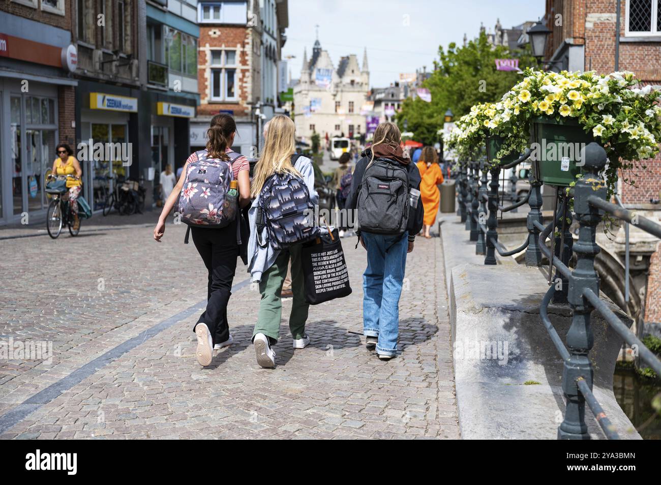 Mechelen, Provinz Antwerpen, Belgien, 06 04 2022, Schulmädchen mit Rucksäcken über die Brücke in der Altstadt, Europa Stockfoto