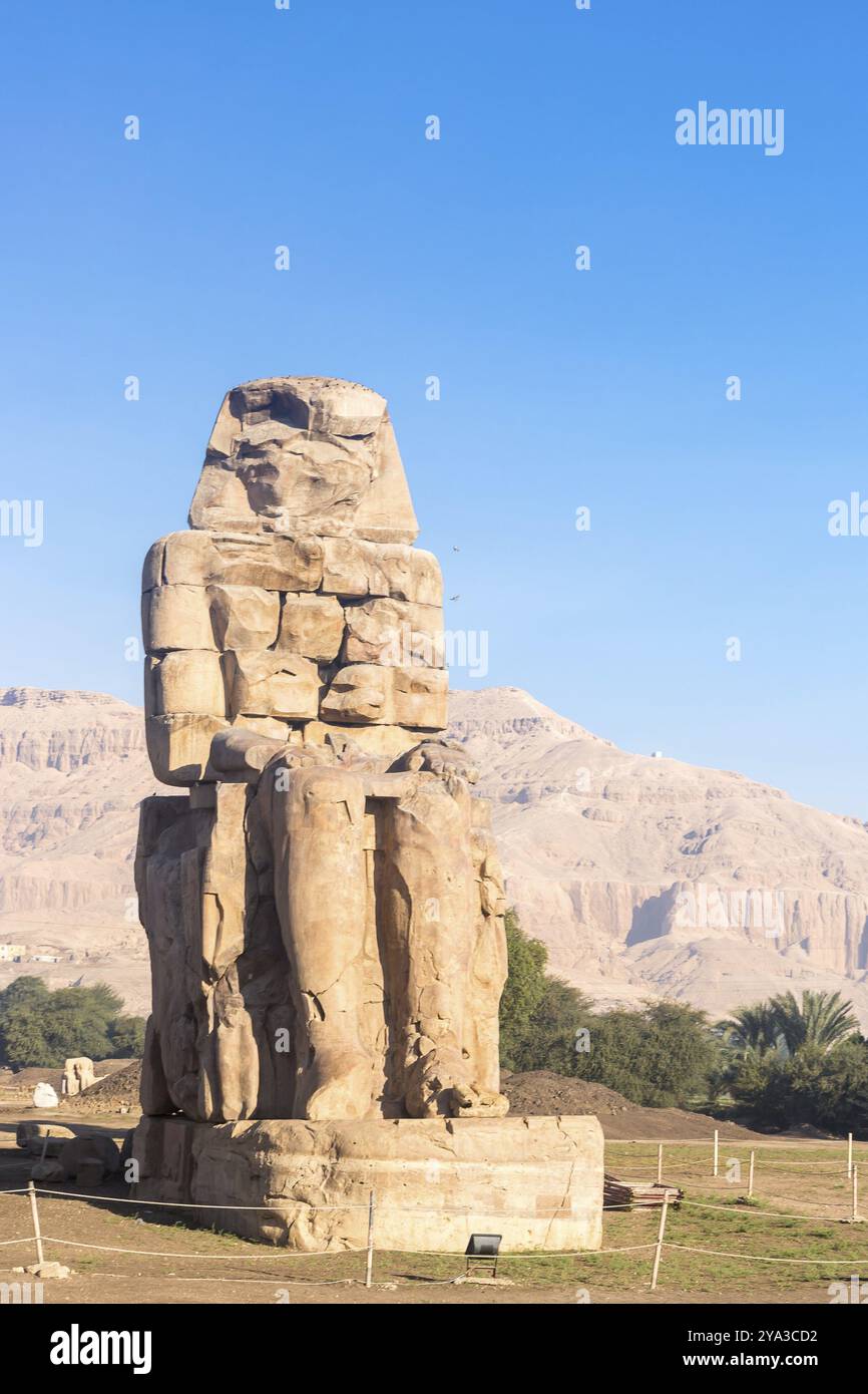 Tempel Der Hatchepsut. Die Gräber der Adligen, die sich an den Klippen des Westjordanlands befinden, waren einst die Gouverneure der Insel Elephantine. Ägypten Stockfoto