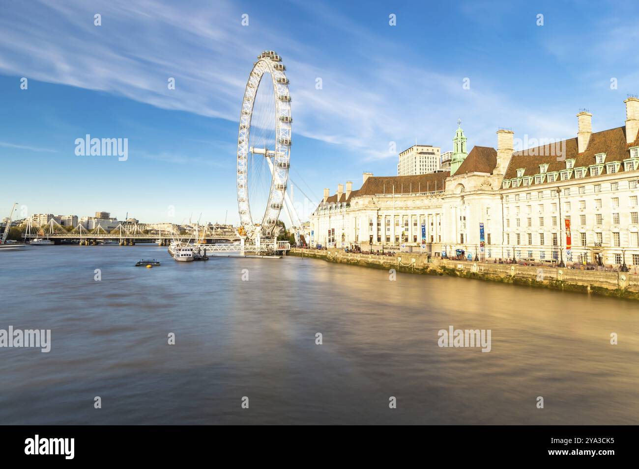 Das London Eye am Südufer der Themse bei Nacht in London, England. Europa Stockfoto