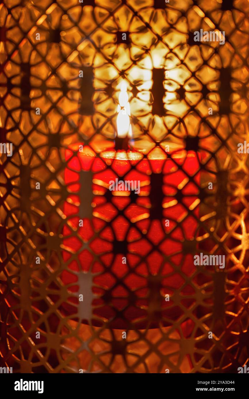 türkische Laterne und arabische Taschenlampe, beleuchtete Kerzen in einem Teelichthalter, Muster orientalischer Lichter Stockfoto