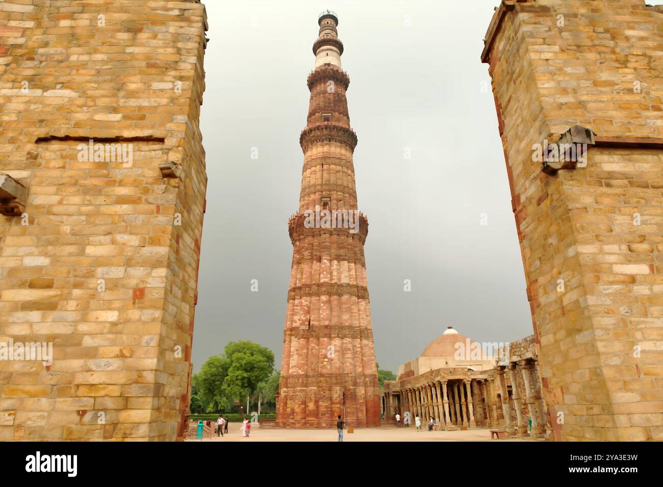 Der Qutab Minar in Mehrauli, Süd-Delhi, Delhi, Indien. Stockfoto
