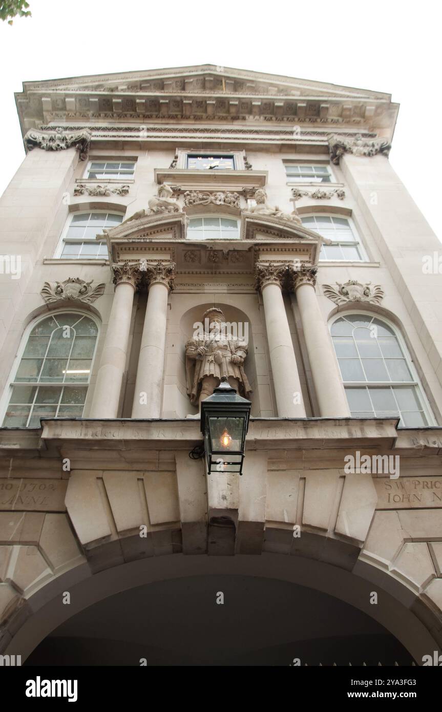 Eintritt zum St. Bart's Hspital mit Statue von König Heinrich VIII.; Smithfield; City of London, England, Vereinigtes Königreich Stockfoto