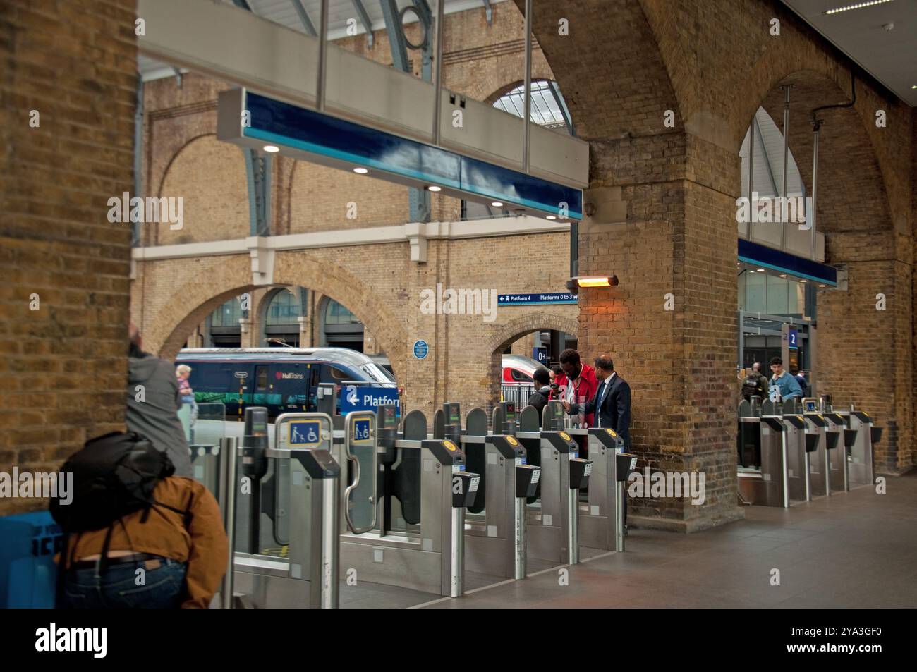 Fahrkartenbarrieren, Bahnhof Kings Cross; Camden, London, England, Vereinigtes Königreich Stockfoto