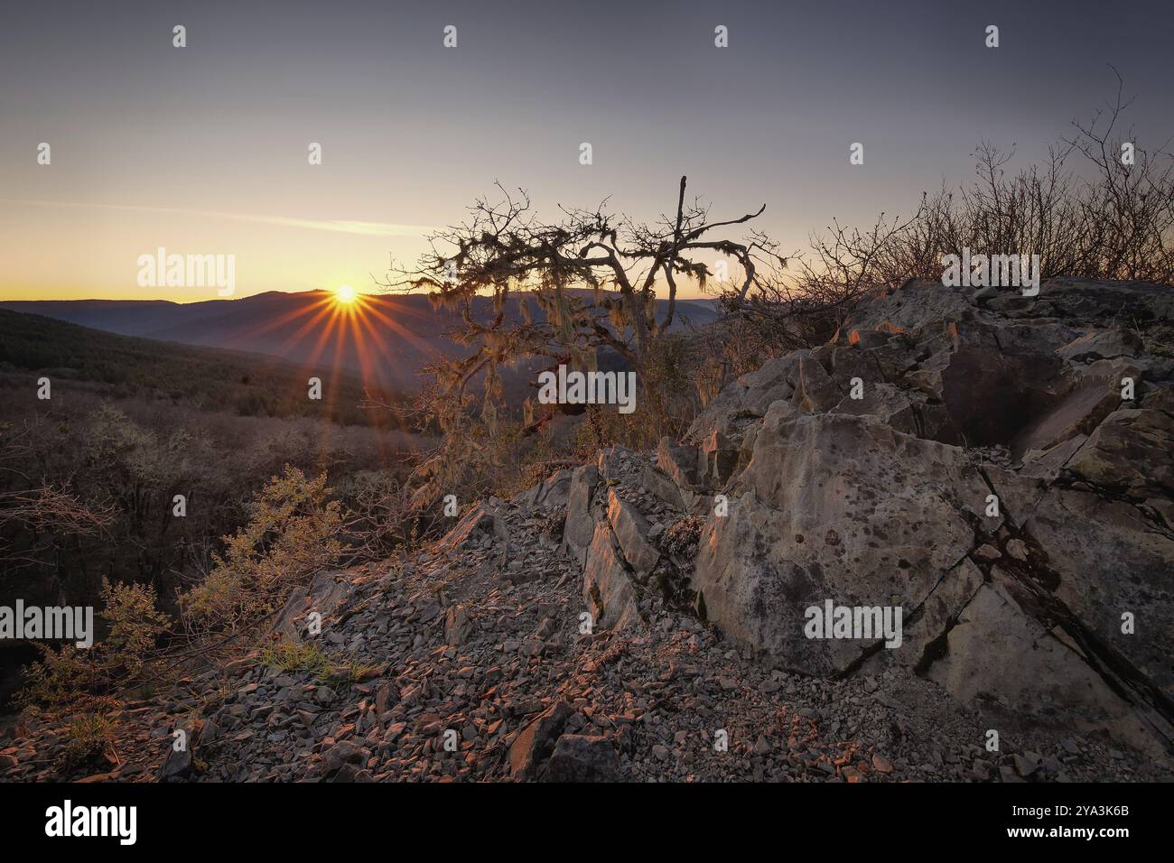 Farbbild eines wunderschönen Sonnenuntergangs mit Blick auf die bald Hills in Nordkalifornien Stockfoto