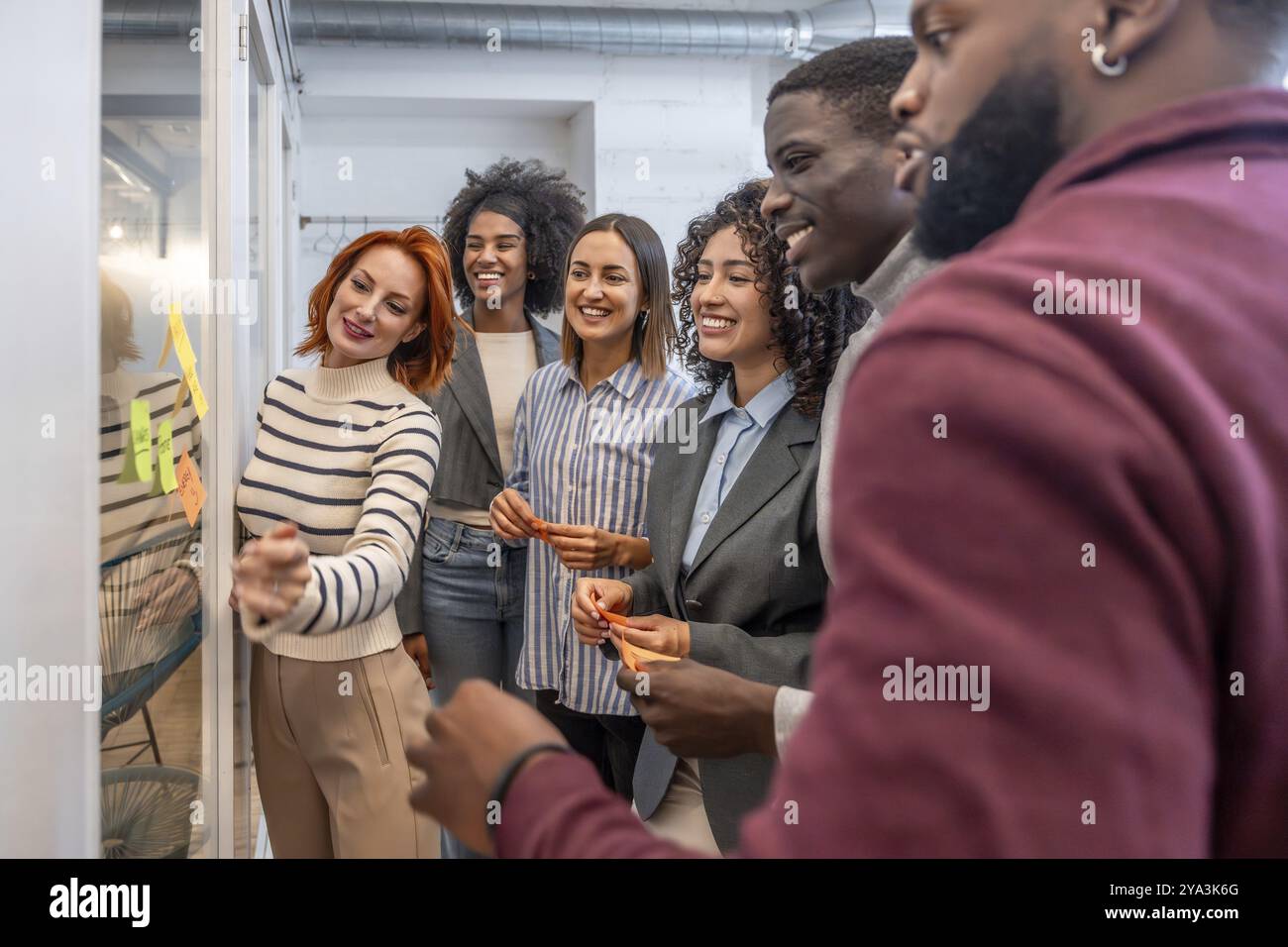 Seitenansicht diverser männlicher und weiblicher Kollegen während eines Brainstormings im Büro Stockfoto