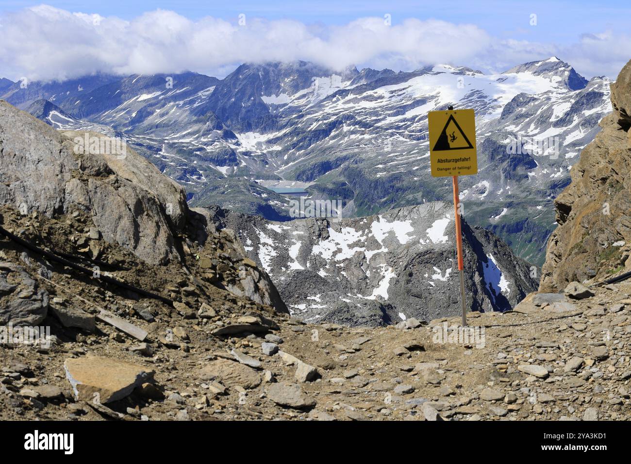 Warnschild am Kitzsteinhorn mit der Aufschrift Sturzgefahr Stockfoto