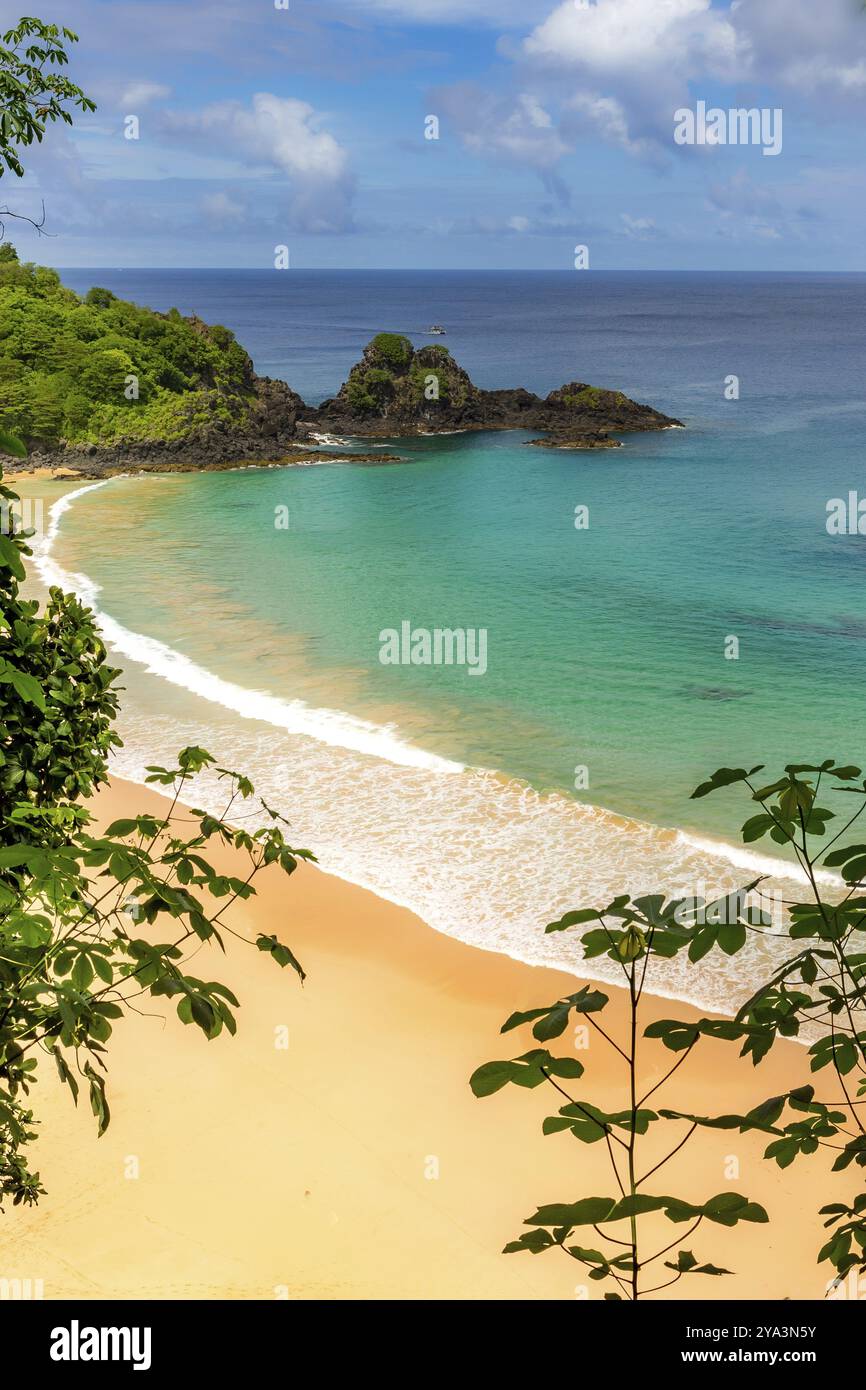 Fernando de Noronha, Brasilien. Türkisfarbenes Wasser rund um die Two Brothers Rocks, UNESCO-Weltkulturerbe, Brasilien, Südamerika Stockfoto