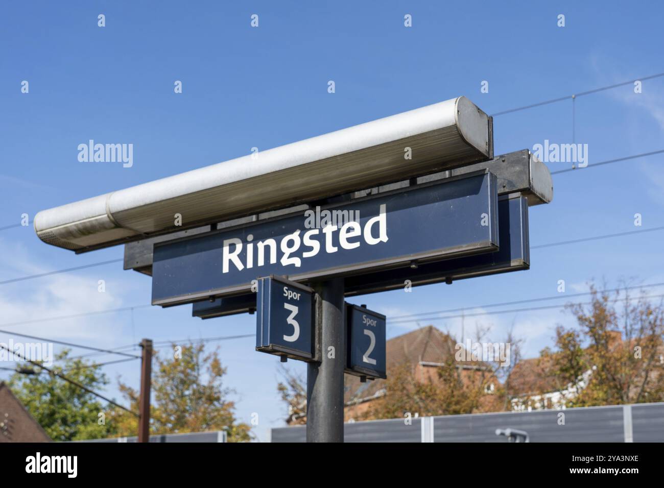 Ringsted, Dänemark, 27. September 2023: Wegweiser zum Bahnhof Ringsted, Europa Stockfoto