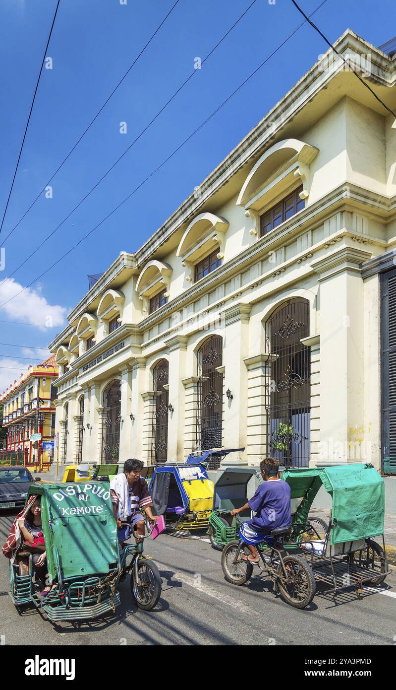 Dreiradtaxis in der historischen intramuros Kolnial Gegend der alten manila philippinen Stockfoto