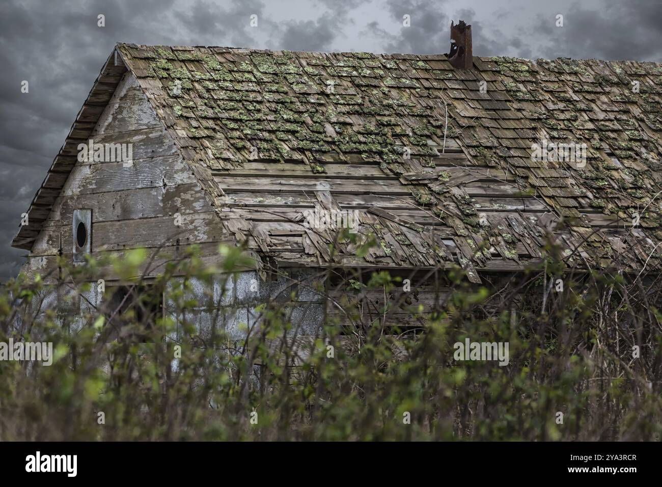 Eine Alte Scheune Unter Stürmischem Himmel, Farbbild, Tag Stockfoto