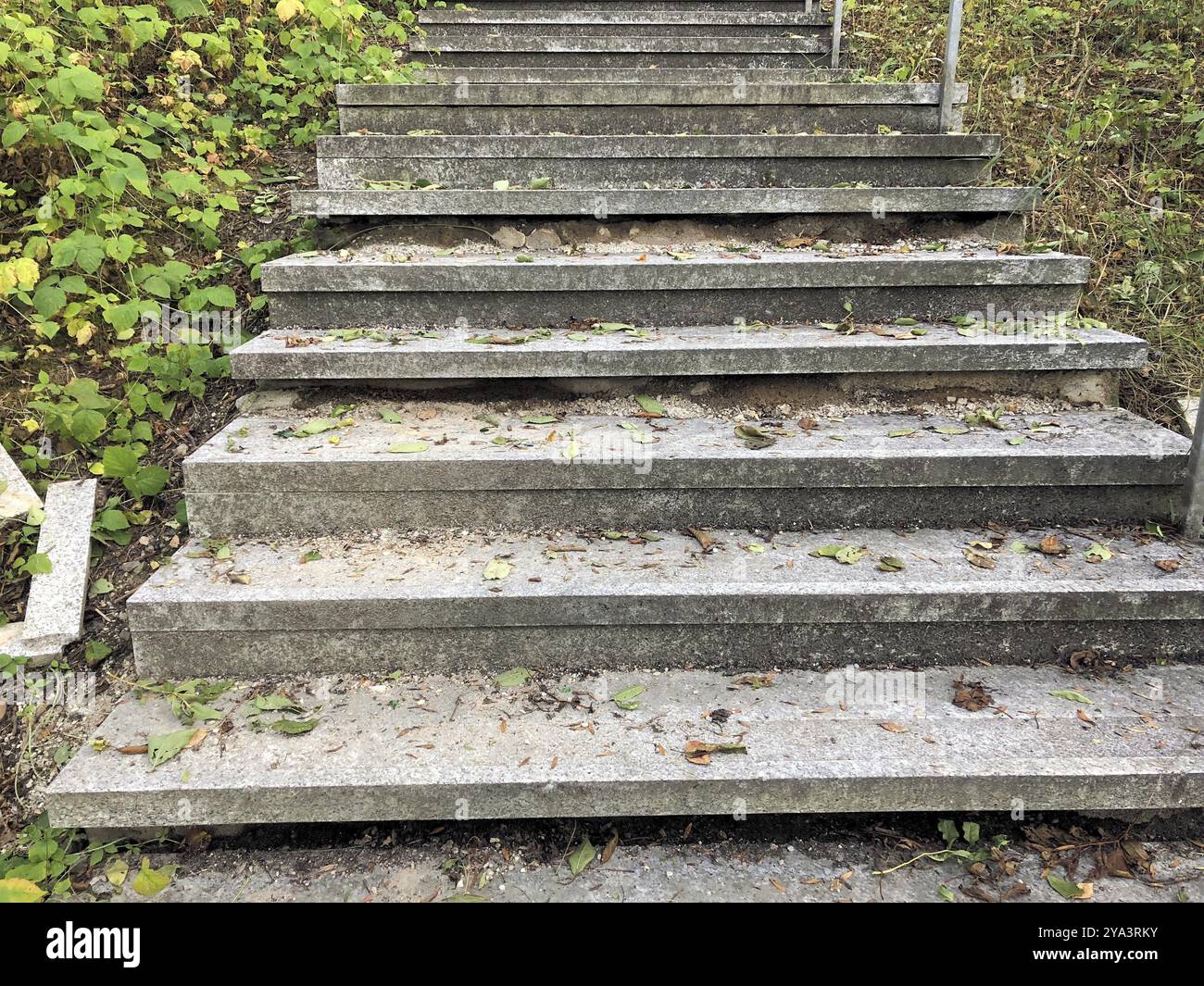 Treppen sind aufgrund von Schäden für den Verkehr unsicher Stockfoto