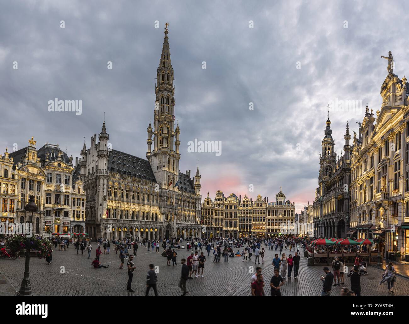 Brüssel Altstadt, Belgien, 07 18 2019, Panoramablick über den Brussels Grande Place in der Abenddämmerung im Sommer, Europa Stockfoto