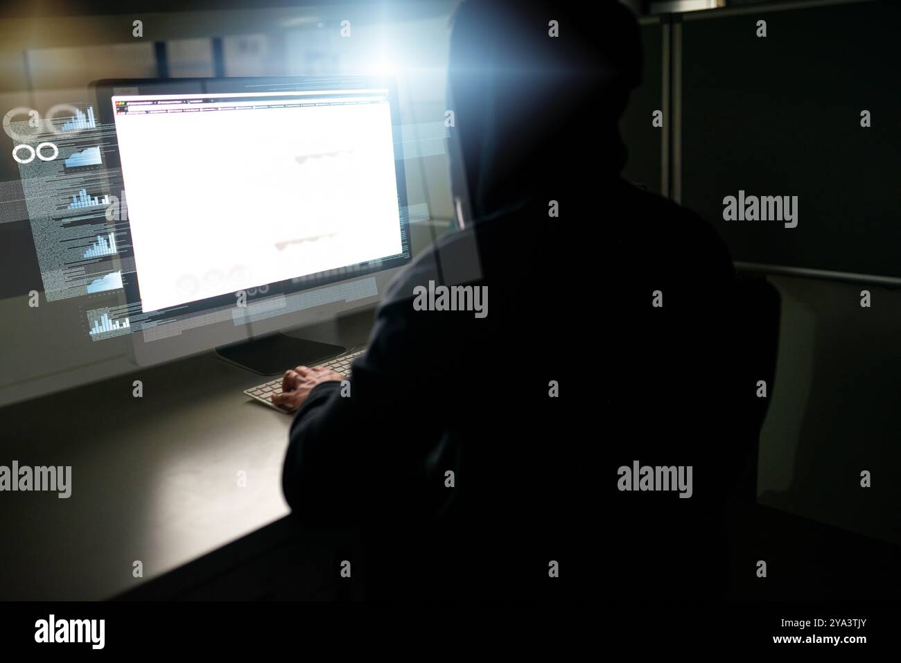 Person, Hacker und Computer mit Hologramm arbeiten an der Vireninstallation für Firewall-Bypass und Hub. Datenbank, Overlay und Dashboard mit Diagrammen und Stockfoto