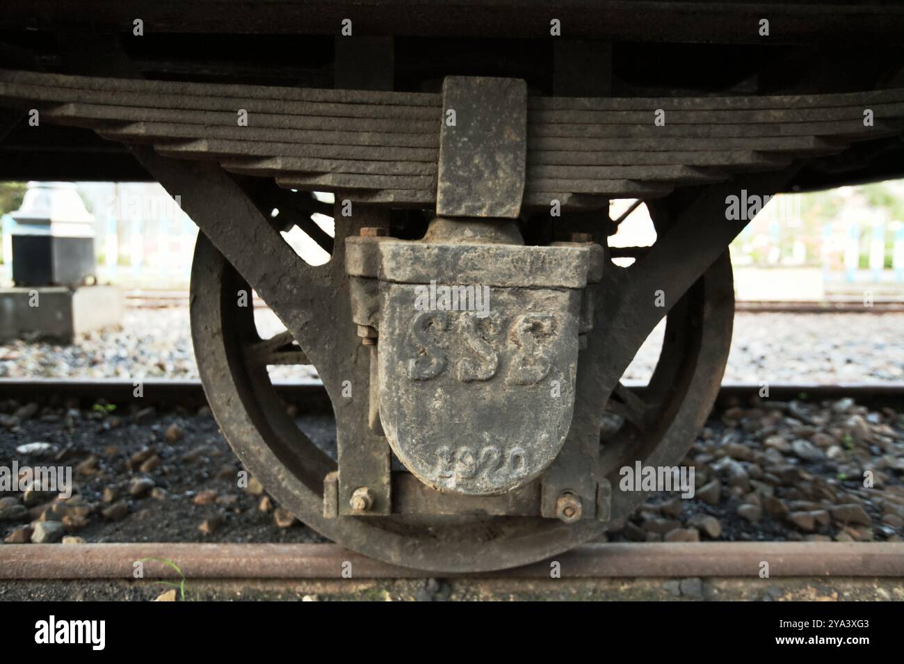 Ein Zugrad im Eisenbahnmuseum in Sawahlunto, einer ehemaligen Kohlebergbaustadt, die Ende des 19. Jahrhunderts von niederländischen Kolonialisten in Indonesien gegründet wurde. Stockfoto